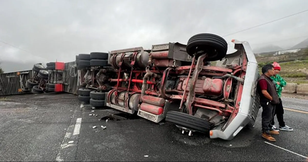 Vuelca Tr Iler Y Colapsa En Carretera Monterrey Saltillo