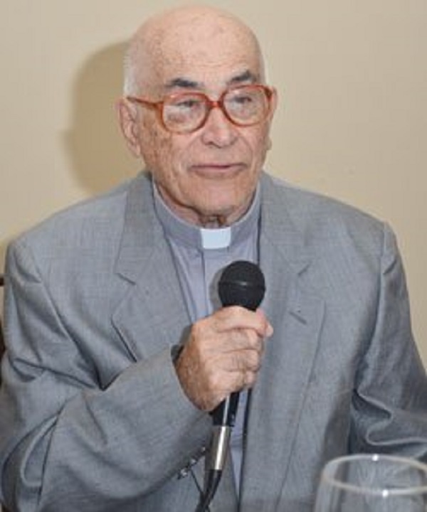 Internan al padre Carlos Aguilera