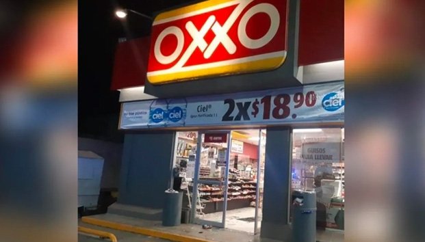 Joven rompe puerta de Oxxo para robar cerveza en Monterrey